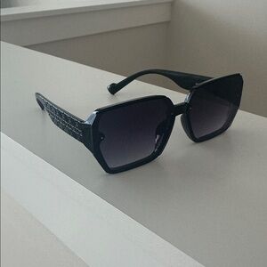 Elegant Black Square Sunglasses